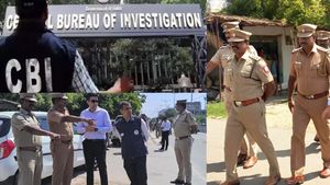 Karur CBI: டெல்லியில் விஜய்யிடம்.. கரூரில் போலீசாரிடம்.. ஒரே நேரத்தில் 2 இடங்களில் அதிரடி காட்டும் சிபிஐ