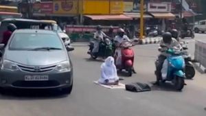 நடுரோட்டில் நமாஸ் செய்த பெண்.. பாலக்காட்டில் போக்குவரத்து பாதிப்பு.. பின்னணியில் ஷாக்