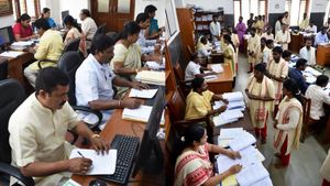 இனி அரசு ஊழியர்கள் கதர் ஆடை அணிவது கட்டாயம்.. அரசு போட்ட அதிரடி உத்தரவு.. பின்னணி