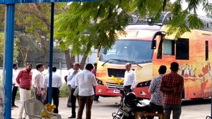 பூதக்கண்ணாடி மட்டும் தான் பாக்கி..இன்ச் இன்ச்சாக விஜயின் பஸ்ஸை பதம் பார்த்த சிபிஐ! களத்தில் உள்துறை!