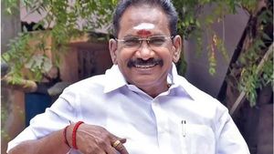 பாவப்பட்ட ஆண்களுக்கு இலவச  பேருந்து.. அதிமுகவில் மீண்டும் ஓபிஎஸ்? செல்லூர் ராஜூ சொன்ன விளக்கம்!