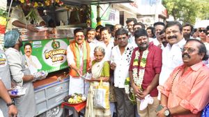 10 ரூபாய்க்கு 4 இட்லி.. மலிவு விலையில் நடமாடும் உணவகம்! தேர்தலுக்கு முன் ரூட்டை மாற்றிய டாக்டர்.சரவணன்!