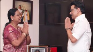 திமுக ஆட்சியில் 50% நல்லதும் நடந்துருக்கே! கேப்டன் கட்சியை மிரட்ட முடியாது! ரூட்டை மாற்றும் பிரேமலதா?