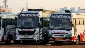 மதுரை டூ சென்னை.. ஒரு டிக்கெட் விலை ரூ.6 ஆயிரம்.. ஆம்னி பேருந்துகளின் கட்டண கொள்ளை.. மக்கள் ஷாக்!