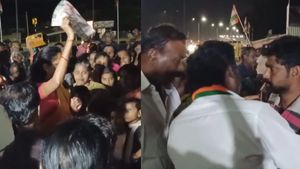காரில் ஜோதிமணி இறங்கியதுமே.. குறுக்கே வந்து நின்ற திண்டுக்கல் நபர்.. உடனே நாயை தூக்கி கொஞ்சி! ஓ காட்