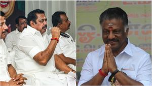 எடப்பாடி டெல்லி போனது என்ன உலக அதிசயமா? மதுரையில் திடீரென டென்ஷனான ஓபிஎஸ்!