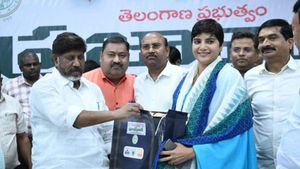புதுமையின் உச்சம்:. ‘Change Maker’ ஐஏஎஸ் அதிகாரி ஹரி சந்தனா! வாட்ஸ்அப் குறைதீர் முறைமைக்காக பாராட்டு