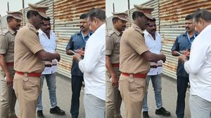  தவெக கூட்டத்துக்கு துப்பாக்கியுடன் வந்த நபரை பிடித்த போலீஸ் எஸ்.ஐக்கு துணைநிலை ஆளுநர் விருது!