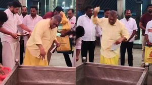 ஜன நாயகனுக்காக  நேற்று பிள்ளையார்பட்டியில் புஸ்ஸி ஆனந்த்.. இன்று நடந்த நெகிழ்ச்சியான சம்பவம் 