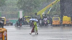 இன்று இரவு 12 மாவட்டங்களில் கனமழை வெளுக்கப்போகுது.. சென்னை வானிலை மையம் அலர்ட் மெசேஜ்!