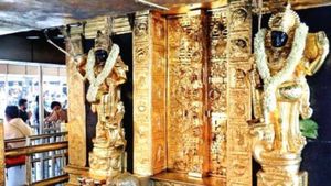 சபரிமலை தங்கம் திருட்டில் பெரிய ட்விஸ்ட்.. தலைமை அர்ச்சகர் அதிரடி கைது! என்ன நடந்தது? 