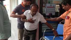 சேலம் தாசில்தார் ஆபீசில் நெஞ்சை பிடித்து சேரில் விழுந்த அதிகாரி! லஞ்சம் வாங்கியதுமே ஆடிப்போன ஆத்தூர்