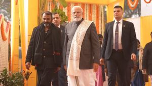 வணக்கம்.. எல்.முருகன் வீட்டில் தமிழில் முழங்கிய மோடி.. தட்டில் ஆரத்தி காண்பித்து பொங்கல் வழிபாடு