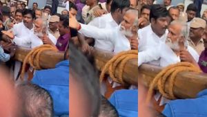 நீ சோத்த திங்கிறியா.. பாரத் மாதா கோஷத்தால் கோபமாகி கத்திய சேகர் பாபு! சுசீந்திரம் தேர் திருவிழாவில்!