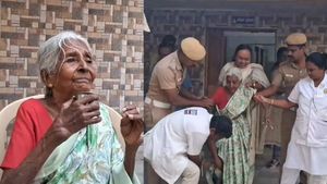 கூட்டுறவு வங்கியில் கலைஞர் கனவு இல்லம் திட்ட கடன்.. வேலூரில் சுசிலாவை நெகிழ வைத்த மாவட்ட கலெக்டர்! 