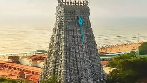 திருச்செந்தூர் கோவில் பிரசாதம்..  சாமி பெயரில் விபூதி அடிக்கும் கும்பல் .. நிர்வாகம் போலீஸில் புகார்