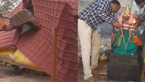திருப்பூரில் காலையிலேயே பொக்லைனுடன் போன அதிகாரிகள்.. கோயில் இடிப்பு.. பொதுமக்கள் கடும் எதிர்ப்பு