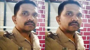 தென்காசியில் மனைவி,2 ஆண் குழந்தைகளுடன் சென்ற காவலர்.. யாருக்குமே நடக்கக்கூடாத சம்பவம்