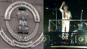 CBI ஆபீஸ் கிளம்பும் விஜய்.. சைடு கேப்பில் டெல்லியில் 