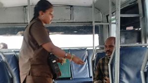 திருப்பூரில் அரசு பஸ்ஸில் பாருங்க, சர்னு டிக்கெட்டை கிழித்து..  கலக்கும் முதல் பெண் கண்டக்டர் கோகிலா