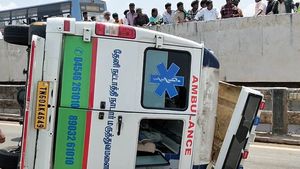 தேனியில் இருந்து மதுரைக்கு நோயாளியுடன் சென்ற ஆம்புலன்ஸ்.. வைகை ஆற்று பாலத்தில் சோகம்