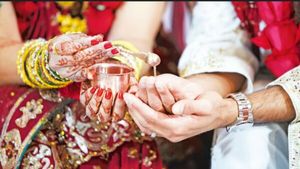 தவெக நிர்வாகி திருமண விழாவில்.. திடீரென மணமேடையில் மயங்கி விழுந்த மணப்பெண்ணால் பரபரப்பு