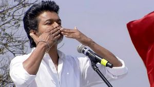 தவெக கூட்டத்தில் விஜய் பேச பேச குஷியில் துள்ளிய நிர்வாகிகள்! வேலூரில் திமுகவை சீண்டி பேசி.. பரபரப்பு