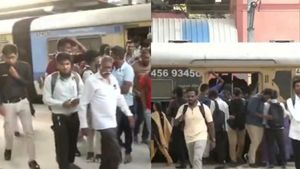  “வேணும்னே பழி வாங்குறாங்களானு தெரியல.. 1 மணி நேரமா காத்திருக்கோம்”.. சென்னை ரயில் பயணிகள் புலம்பல்!