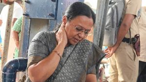 கேரளாவில் ஆட்டம் போடும் காங்கிரஸ்.. போராட்டத்தில் சிபிஎம் அமைச்சர் மீது தாக்குதல்!