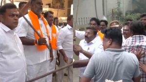  உருட்டுக்கட்டை, கம்பு.. ஆயுதங்களுடன் தாக்க முயன்ற பாஜகவினர்.. புதுச்சேரியில் வெடித்த மோதல்!