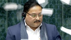 லோக்சபாவில் சபாநாயகர் இருக்கை மீது காகிதங்களை கிழித்து வீச்சு.. 8 எம்பிக்கள் சஸ்பெண்ட்