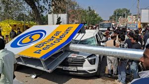 இரும்பு தூண் விழுந்து.. அப்பளமாய் நொறுங்கிய ஹூண்டாய் கிரெட்டா! சமாஜ்வாதி தலைவருக்கு நேர்ந்த சோகம்