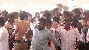 TVK: பாஸ் இல்லாத தவெகவினர் திடீரென தடுப்புகளை உடைத்து உள்ளே புகுந்ததால் பரபரப்பு.. விரட்டிய போலீசார்