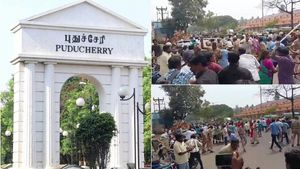 கலவரமான போராட்டம்.. நடுரோட்டில் ரத்தம் சிந்திய அரசு ஊழியர்கள்.. புதுச்சேரியில் போலீஸ் தடியடி