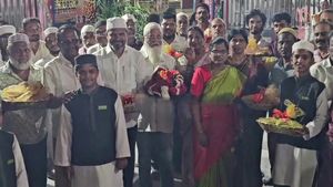 திருப்பூரே திரும்பி பார்த்த சம்பவம்! விநாயகர் கோயில் கும்பாபிஷேகத்தில்.. நெகிழ வைத்த இஸ்லாமியர்கள்