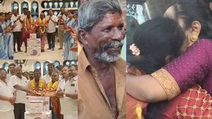 20 சவரன் தங்கம் நகையை ஒப்படைத்த திருவாரூர் நேர்மை ஊழியர் துரை.. பரிசு மழை பொழிந்த நகைக் கடைக்காரர்