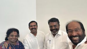 ஒட்டுமொத்த தமிழக அரசியல் களத்தையே புருவம் உயரச் செய்த செல்ஃபி.. திருச்சி ஏர்போர்ட்டில் ருசிகரம்
