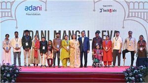 சமூக நலத்திட்டத்தை முன்னிறுத்தி.. திருமண நாளை கொண்டாடிய அதானியின் மகன்!