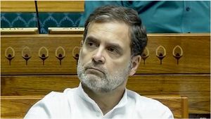 ராகுல் காந்தியின் பதவியை பறிக்க.. பாஜக எம்பி நோட்டீஸ்! இது சாத்தியமா? சட்டம் சொல்வது இதுதான்!