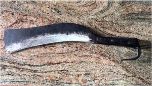 ஸ்ரீவில்லிபுத்தூர் குடும்ப நல நீதிமன்றத்தில் அரிவாள் வீச்சு! ஜஸ்ட் மிஸ்ஸில் தப்பிய நீதிபதி! 