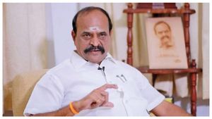 அதிமுகவுக்கு டப்பு டப்புனு அமுக்குங்க.. பட்டு பட்டுனு 10,000 பணம் வரும்.. கடம்பூர் ராஜூ  