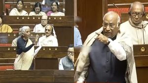 தமிழக அரசை சாடிய நிர்மலா.. திமுகவுக்கு ஆதரவாக நின்ற கார்கே.. நாடாளுமன்றத்தில் காரசார விவாதம் 
