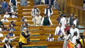 Lok sabha: மோடி இருக்கையை சுத்துப்போட்ட பெண் எம்பிக்கள்! பின்வாங்கும்படி ஜோதிமணியிடம் கும்பிட்ட பாஜக தலைகள் - வீடியோ