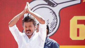 விஜய் பாஜகவிடம் பம்முறாரா? திமுக தான் “டார்கெட்