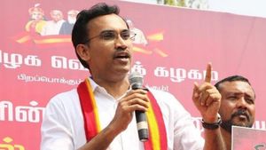 வேட்பாளராவதற்கு முன்பே இவ்வளவு அட்ராசிட்டியா.. தவெக அருண்ராஜ் மீது புகார் அடுக்கும் அதிகாரிகள்