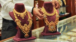 Gold Price: ஒரே நாளில் தாறுமாறாக உயர்ந்த தங்கம் விலை.. சவரனுக்கு 2,160 அதிகரிப்பு.. தொடர் சரிவுக்கு பிரேக்! 