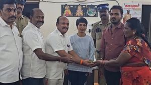 திருப்பூர் ஈஸ்வரி வாங்கிய உடனே தொலைந்த தங்கம்.. இன்ப அதிர்ச்சி தந்த இளைஞர்.. நேர்மைக்கு பரிசு