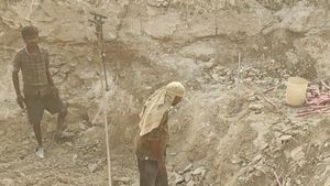 தூத்துக்குடி அருகே ஆற்றின் நடுவே டெட்டனேட்டர் மூலம் தகர்க்கப்படும் பாறைகள்.. மர்மத்தின் பின்னணி