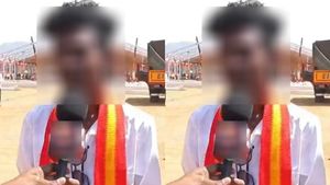 சுறா படம் பார்த்துட்டு வந்ததும் நான் பிறந்தேன்! அதான் என் பேரு.. ஆதார் கார்ட்டை நீட்டிய விஜய் ரசிகர்