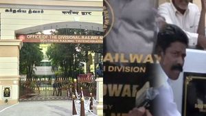 திருச்சி கோட்ட அலுவலகத்திற்கு இந்தி பெயர்! கடும் எதிர்ப்பால் வழிக்கு வந்த ரயில்வே